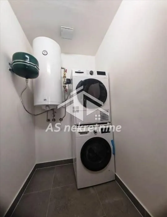 Izdavanje, četvorosoban stan, 120m², Savski Venac, Beograd