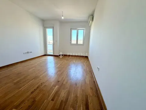 Prazna svijetla soba sa parketom i izlazom na terasu. - image 4