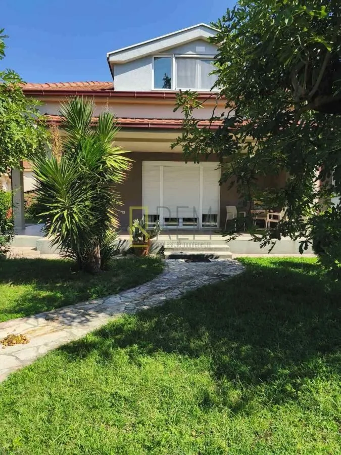 Prodaja, kuća, 180m², Tološi, Podgorica