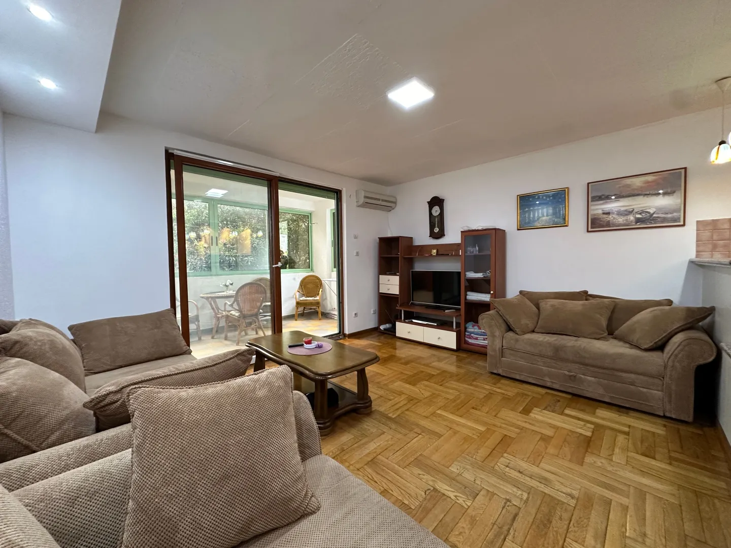 Spacious living room with a sofa set and access to the terrace.