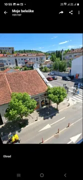 Pogled sa prozora na ulicu, parking i okolne zgrade. - image 4