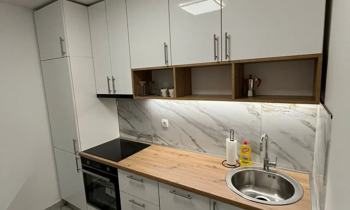 Izdavanje, jednosoban stan, 98m², Đenovići, Herceg Novi