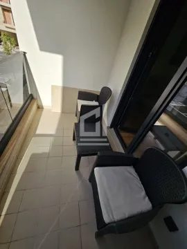 Nenameštena terasa sa garniturom za sjedenje i staklenom ogradom. - image 7