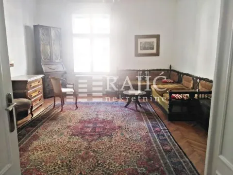 Traditionally furnished living room with a large carpet and sofa set. - image 6