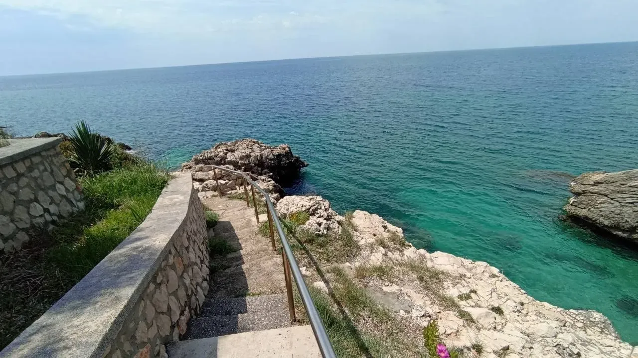 Izdavanje, kuća, 100m², Dobra Voda, Budva