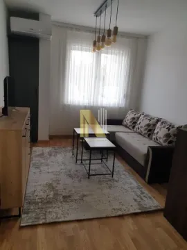 Dnevna soba sa garniturom, stočićem i TV komodom. - image 8