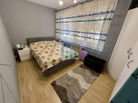 Nameštena spavaća soba sa bračnim krevetom, noćnim stočićima i prozorom sa zavesama. - image 15
