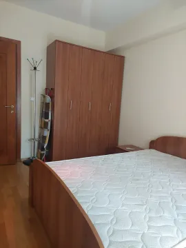 Namještena spavaća soba sa bračnim krevetom i drvenim ormarom. - image 3