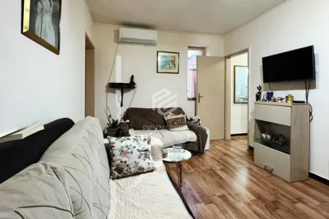 Manji dnevni boravak sa garniturom, TV-om i laminatnim podom. - image 16