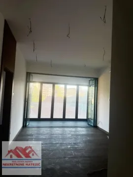 Prazna prostorija sa velikim staklenim vratima koja vode na terasu. - image 18