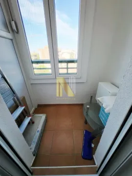 Manji zastakljeni balkon sa keramičkim pločicama na podu. - image 14