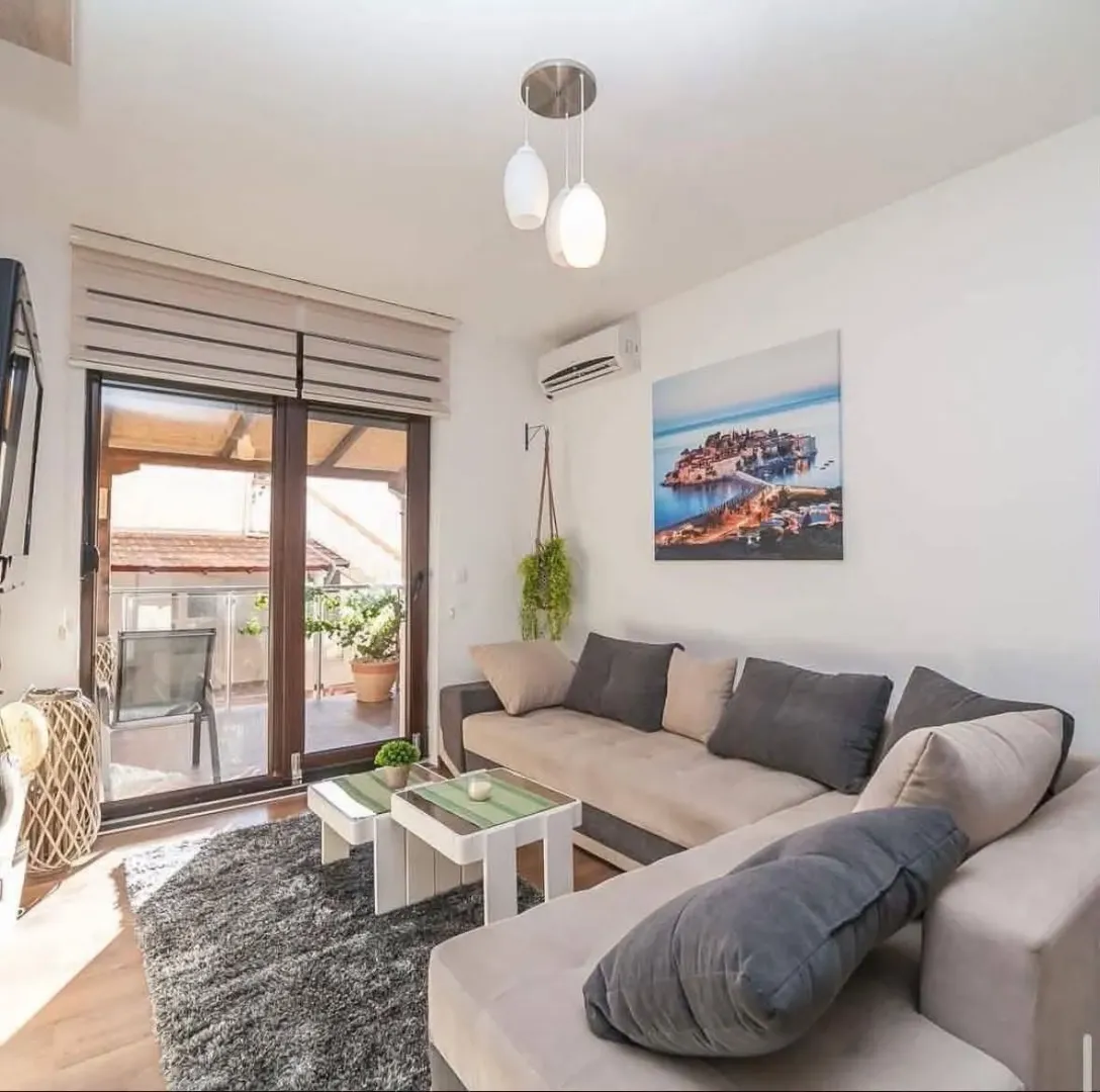 Living room with sofa, coffee table, and access to the terrace.