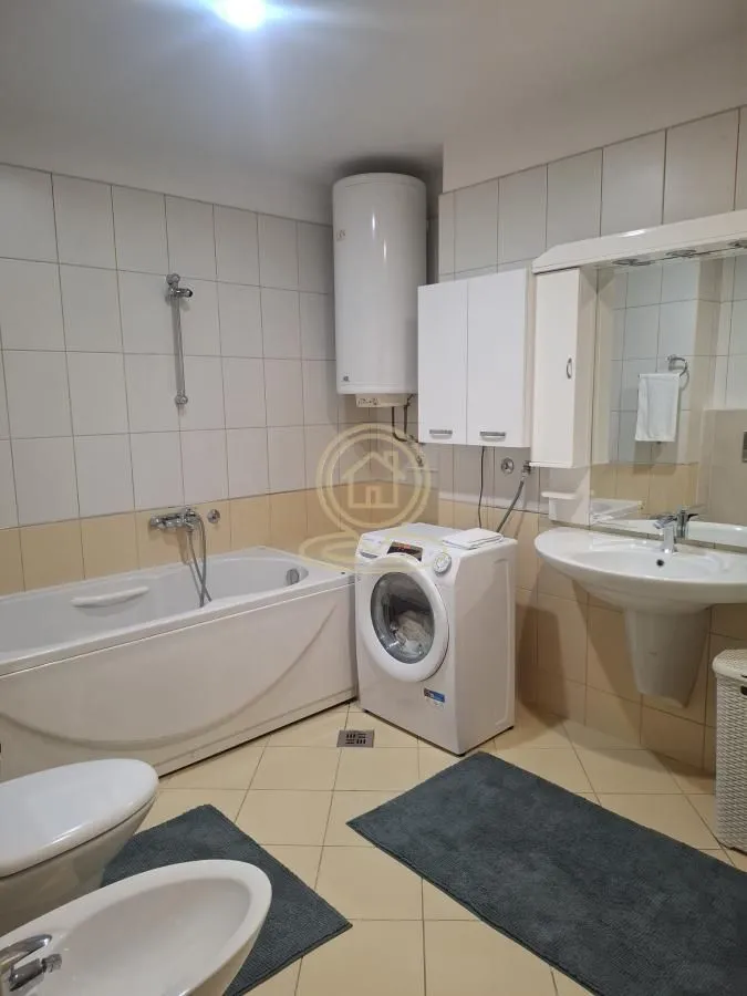 Kupatilo opremljeno kadom, umivaonikom, bideom, wc šoljom i veš mašinom.