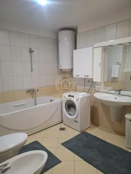 Kupatilo opremljeno kadom, umivaonikom, bideom, wc šoljom i veš mašinom. - image 7