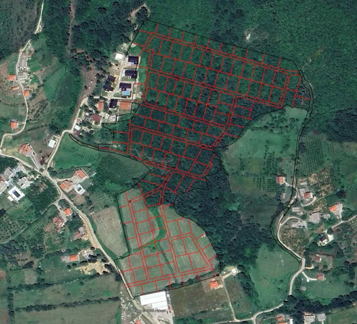 Satelitski snimak sa ucrtanim granicama parcela i mreže puteva.