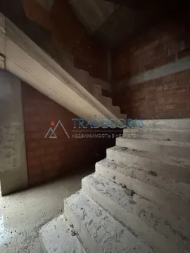 Betonsko stepenište u objektu u izgradnji sa grubim zidovima. - image 3