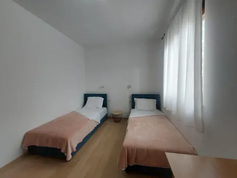 Izdavanje, dvosoban stan, 85m², Dobrota, Kotor - image 9