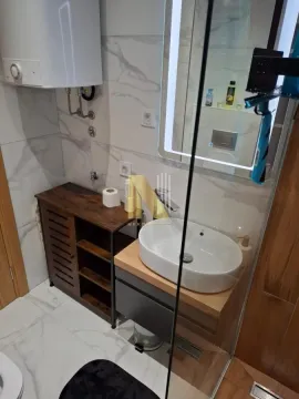 Moderno opremljeno kupatilo sa umivaonikom i ormarićem. - image 14