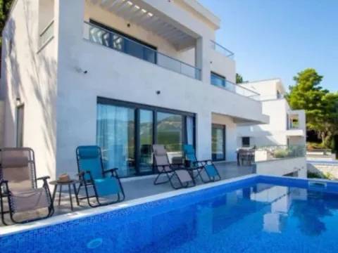 Izdavanje,  kuća, 250m2, Reževići, Budva