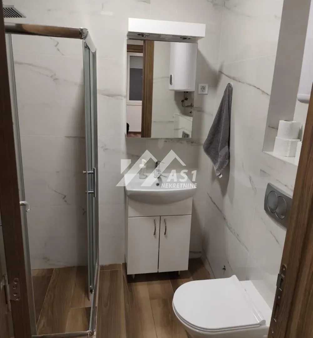 Izdavanje, četvorosoban stan, 100m², Centar, Novi Sad