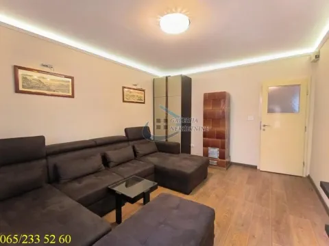 Dnevna soba sa velikom ugaonom garniturom i peći na drva. - image 2