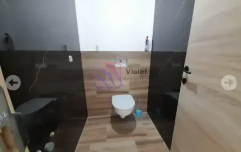 Moderno opremljeno kupatilo sa zidnim toaletom i keramičkim pločicama. - image 10