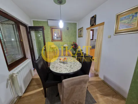 Trpezarija sa stolom i stolicama povezana sa kuhinjom. - image 5