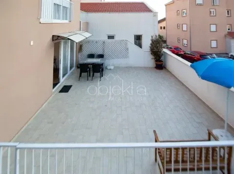 Velika popločana terasa sa garniturom za sjedenje i stolom. - image 3