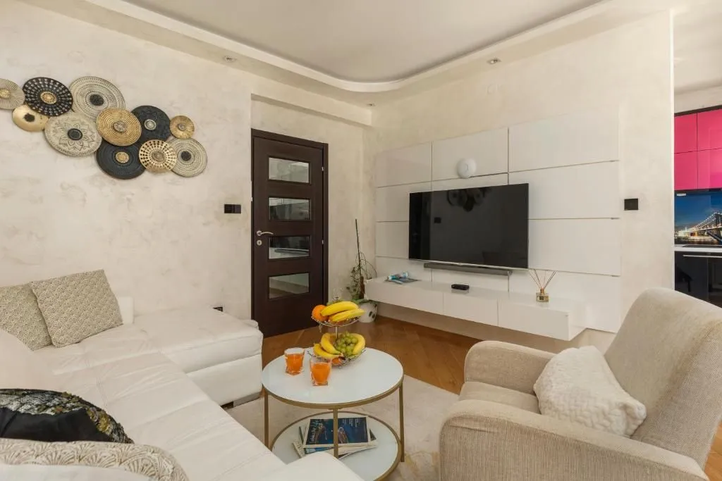 Izdavanje, dvosoban stan, 57m², Dobrota, Kotor