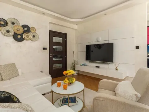 Izdavanje, dvosoban stan, 57m², Dobrota, Kotor - image 8