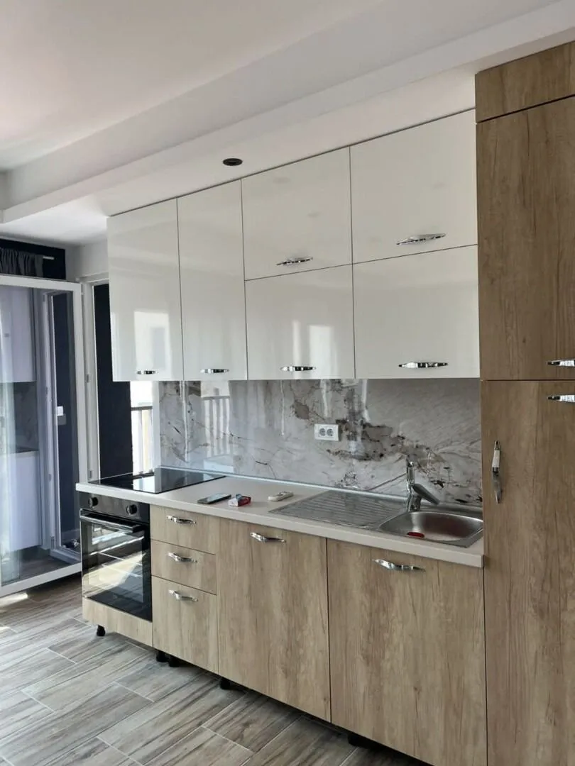 Izdavanje, dvosoban stan, 90m², Kalimanj, Tivat