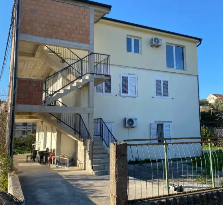 Izdavanje, jednosoban stan, 40m², Radovići, Tivat