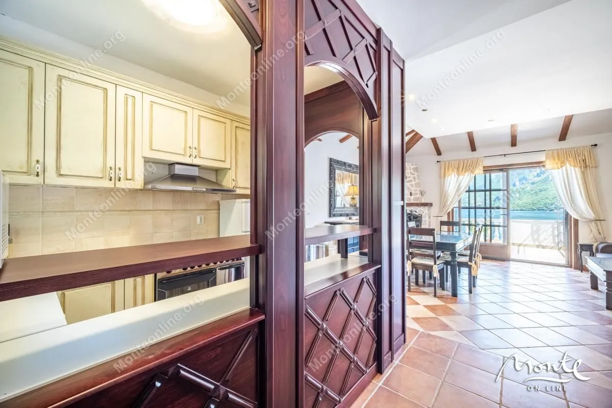 Prodaja, dvosoban stan, 92m², Kostanjica, Kotor