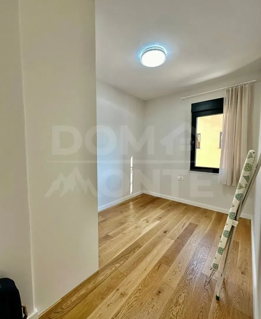 Izdavanje, dvosoban stan, 67m², Tivat, Crna Gora