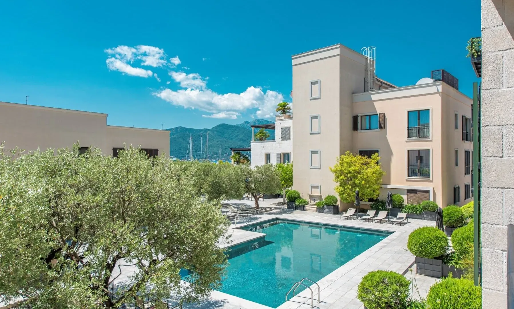 Izdavanje, dvosoban stan, 148m², Porto Montenegro, Tivat