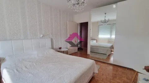 Prostrana spavaća soba sa bračnim krevetom i velikim plakarom sa ogledalom. - image 8