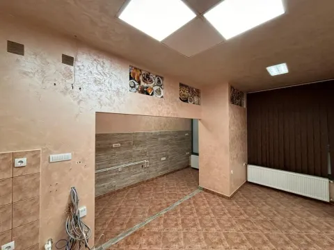 Izdavanje, poslovni prostor, 44m², Centar, Jagodina - image 4