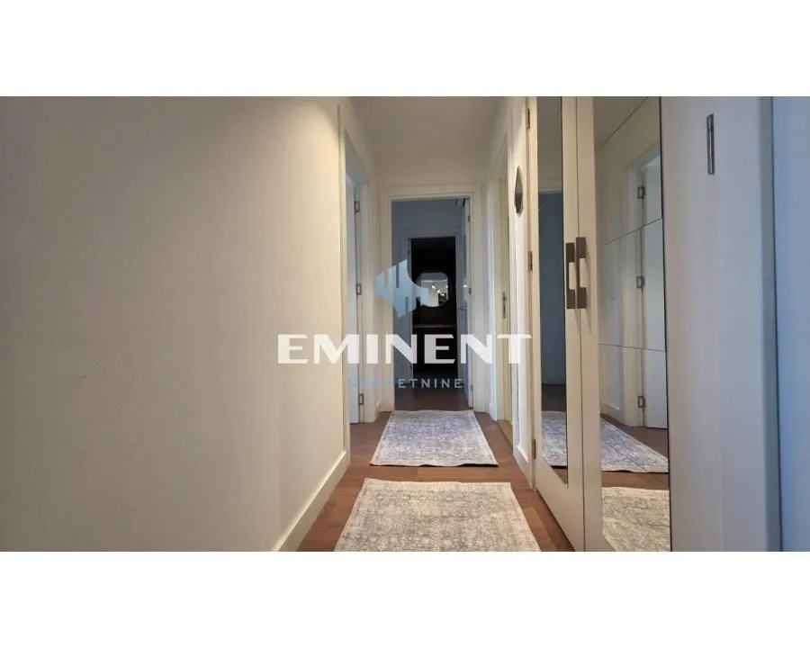 Izdavanje, trosoban stan, 79m², Savski Venac, Beograd