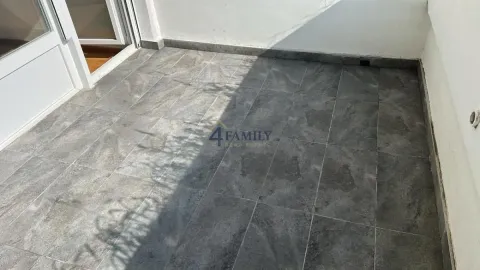 Manja terasa sa keramičkim pločicama i balkonskim vratima. - image 14