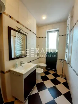 Prikaz urednog kupatila sa umivaonikom, WC šoljom i tuš kabinom. - image 5