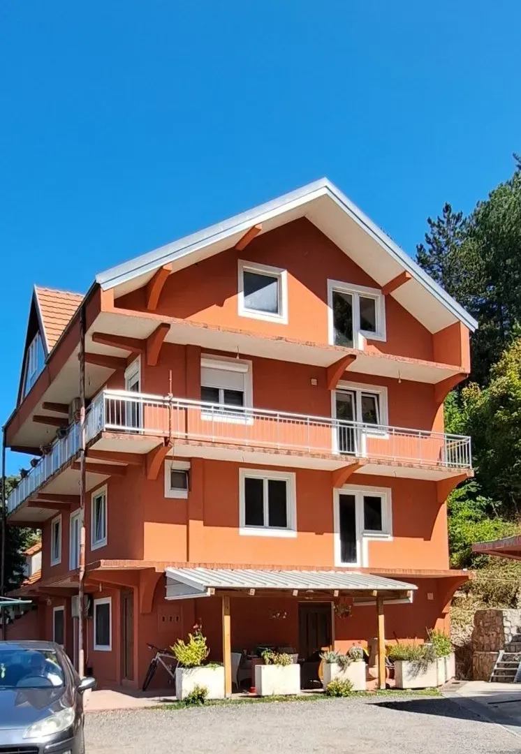 Izdavanje, dvosoban stan, 116m², Gruda, Cetinje