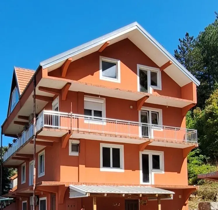 Izdavanje, dvosoban stan, 116m², Gruda, Cetinje