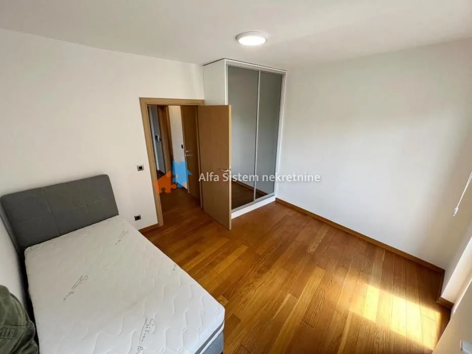 Izdavanje, četvorosoban stan, 80m², Savski Venac, Beograd