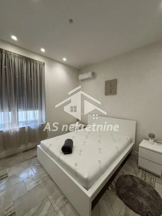 Izdavanje, stan, 200m², Senjak, Beograd