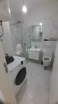 Moderno opremljeno kupatilo sa tuš kabinom i veš mašinom. - image 9