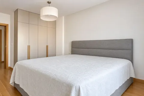 Moderna spavaća soba sa bračnim krevetom i ugradnim plakarom. - image 8