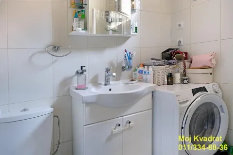 Kupatilo sa umivaonikom, ormarićem, ogledalom i veš mašinom. - image 11