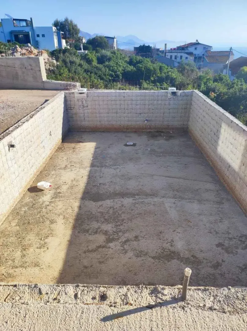 Betonska konstrukcija bazena u izgradnji u dvorištu.