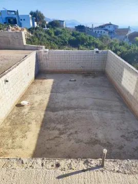 Betonska konstrukcija bazena u izgradnji u dvorištu. - image 9
