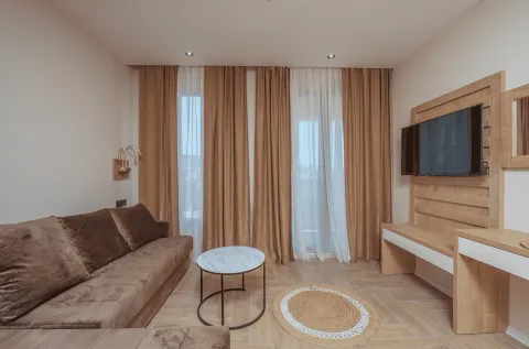 Dnevna soba sa garniturom, stočićem i televizorom. - image 3